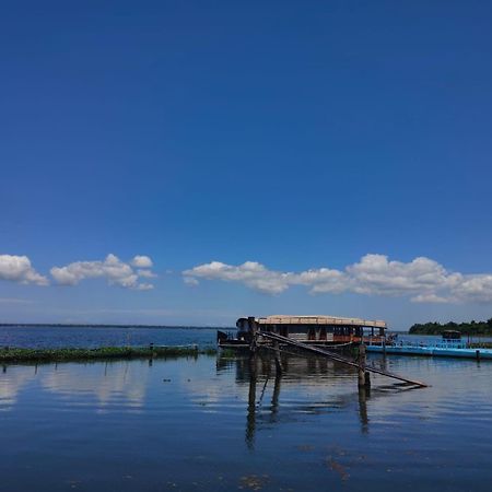 Отель Water Scapes Кумараком Экстерьер фото